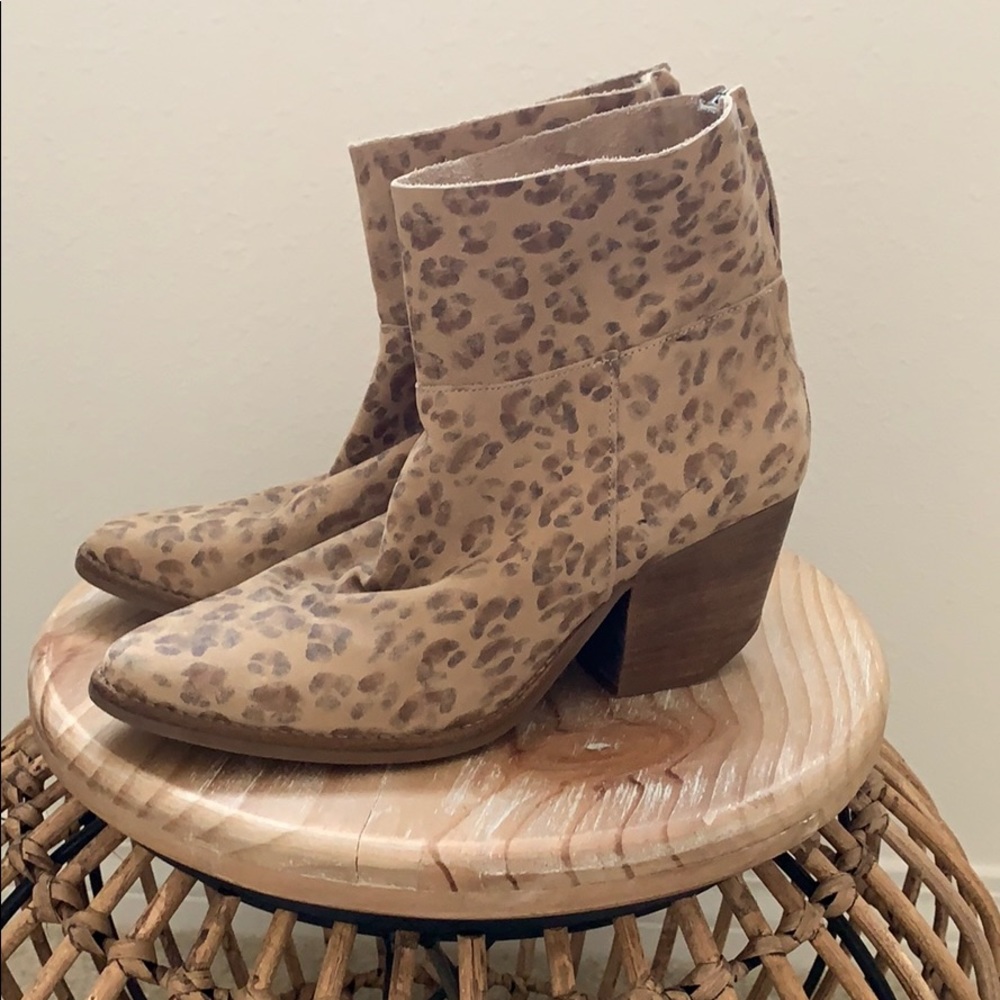 Matisse size 8 leopard Booties
